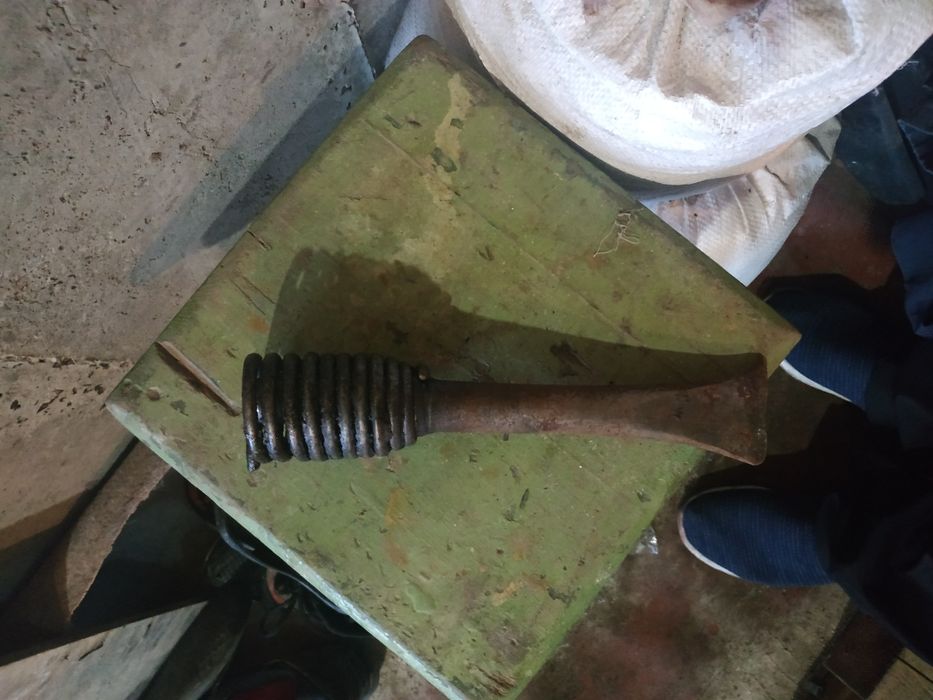 Зубило с пружиной б/у к отбойному молотку