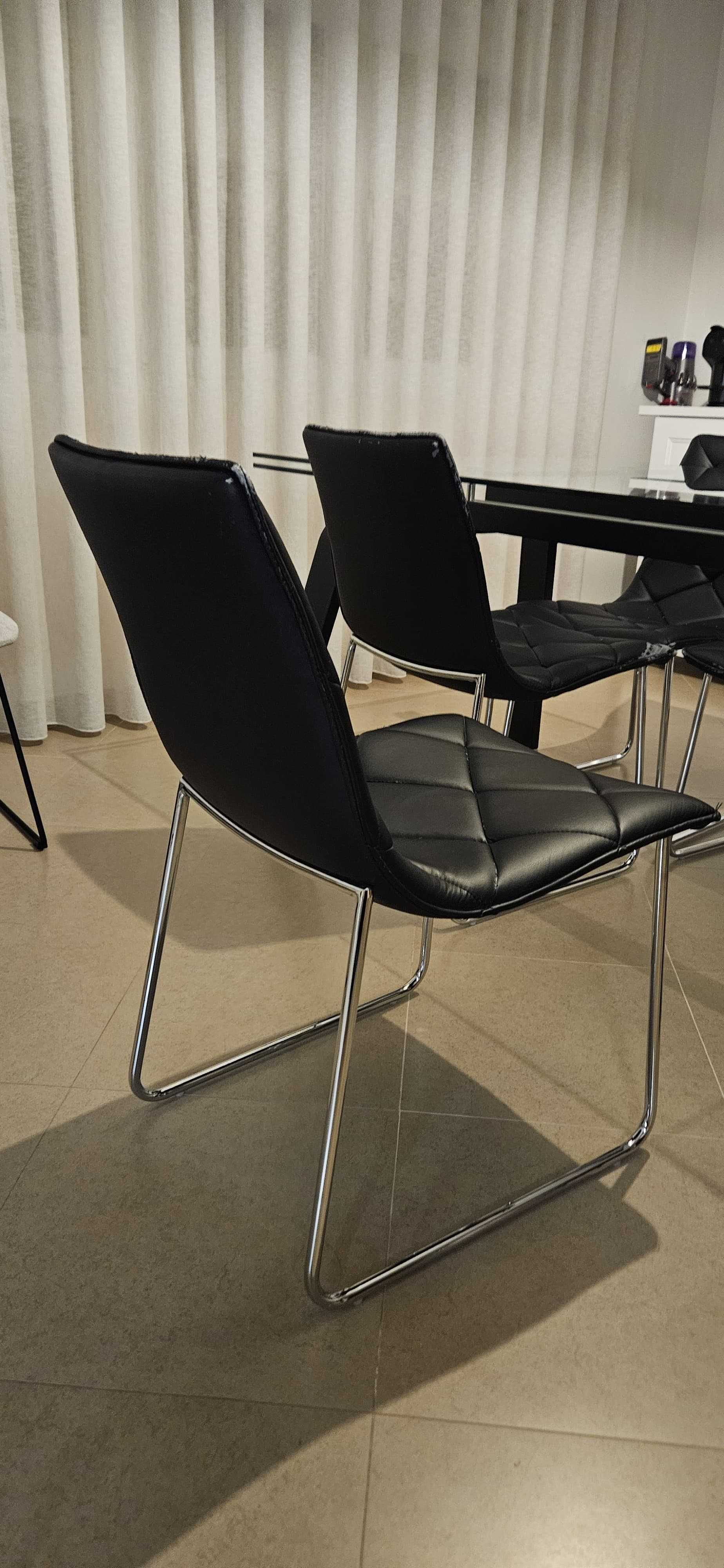 Cadeiras de mesa de jantar.