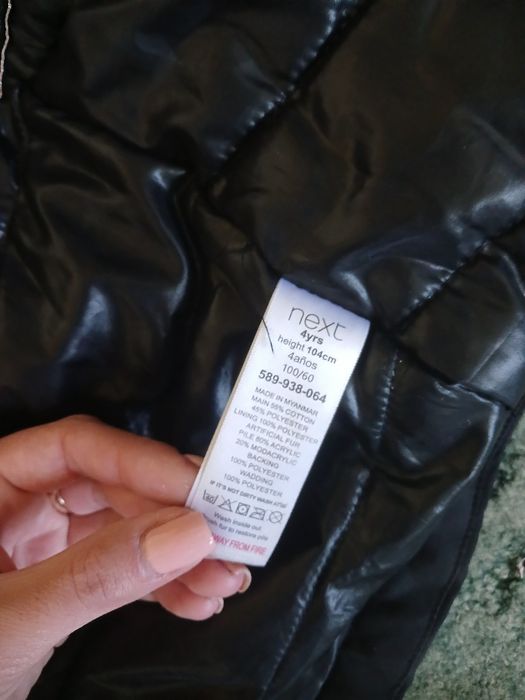 Дитяча парка на дівчинку