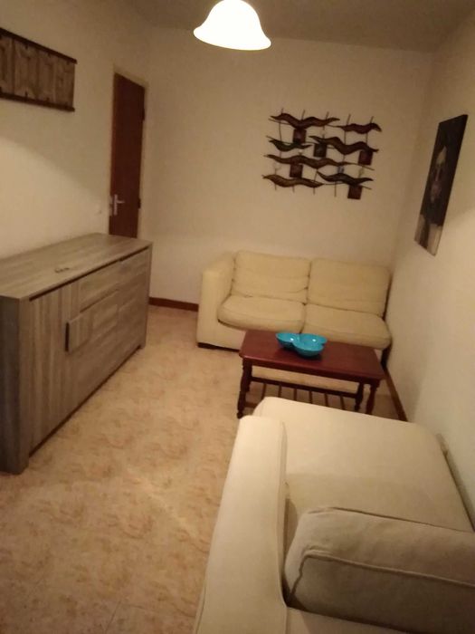 Arrenda-se T2 mobilado sem fiador