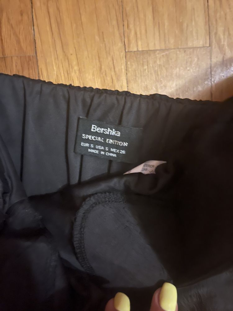 Top Cropped preto com mangas balão,como novo,Berska,tamanho S,5€