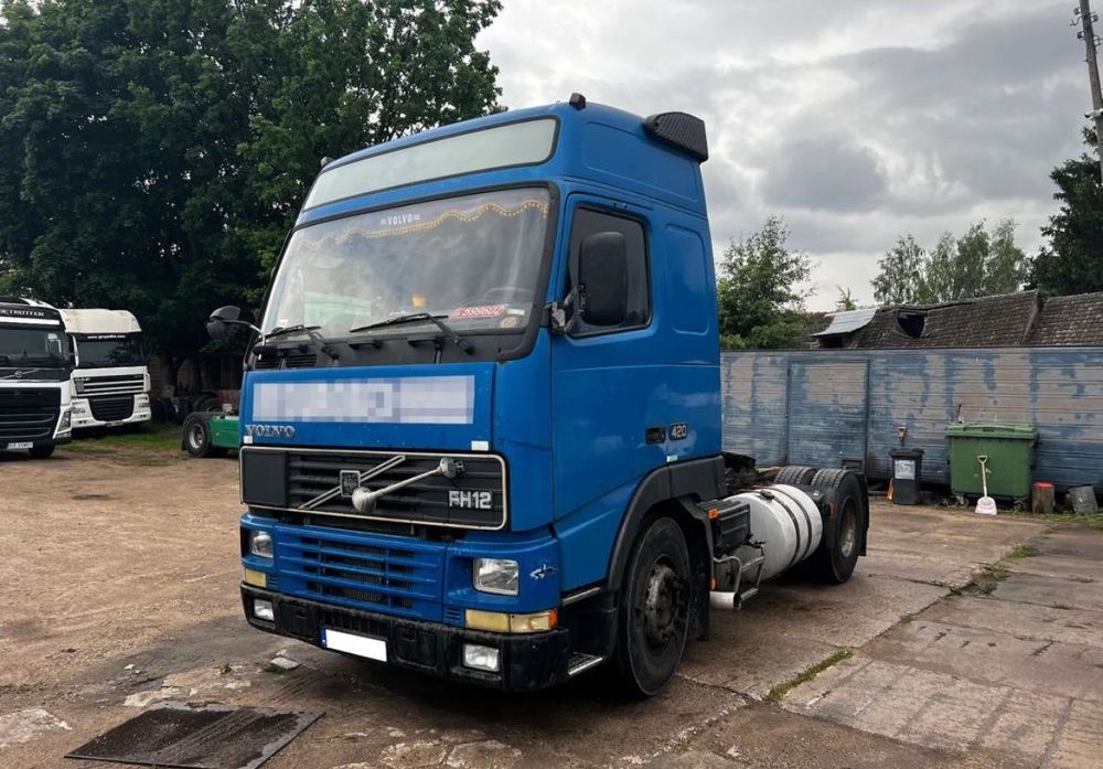 Volvo 420 / Manual / 2000 rok  VOLVO 420 / Manual / 2000 rok