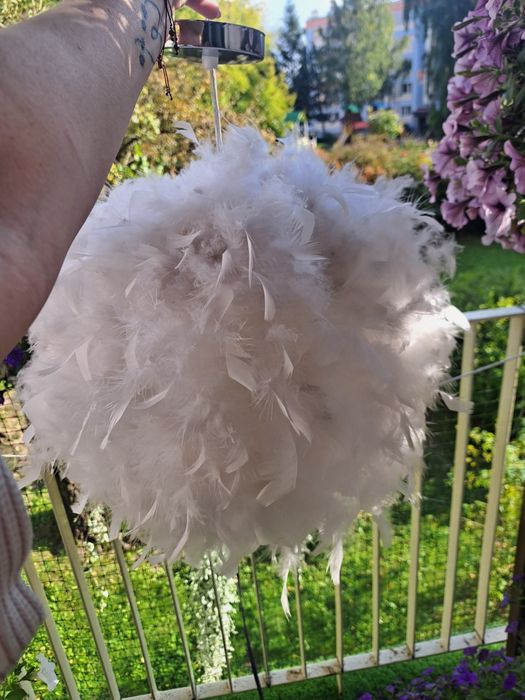 Lampa kula, wisząca z piór