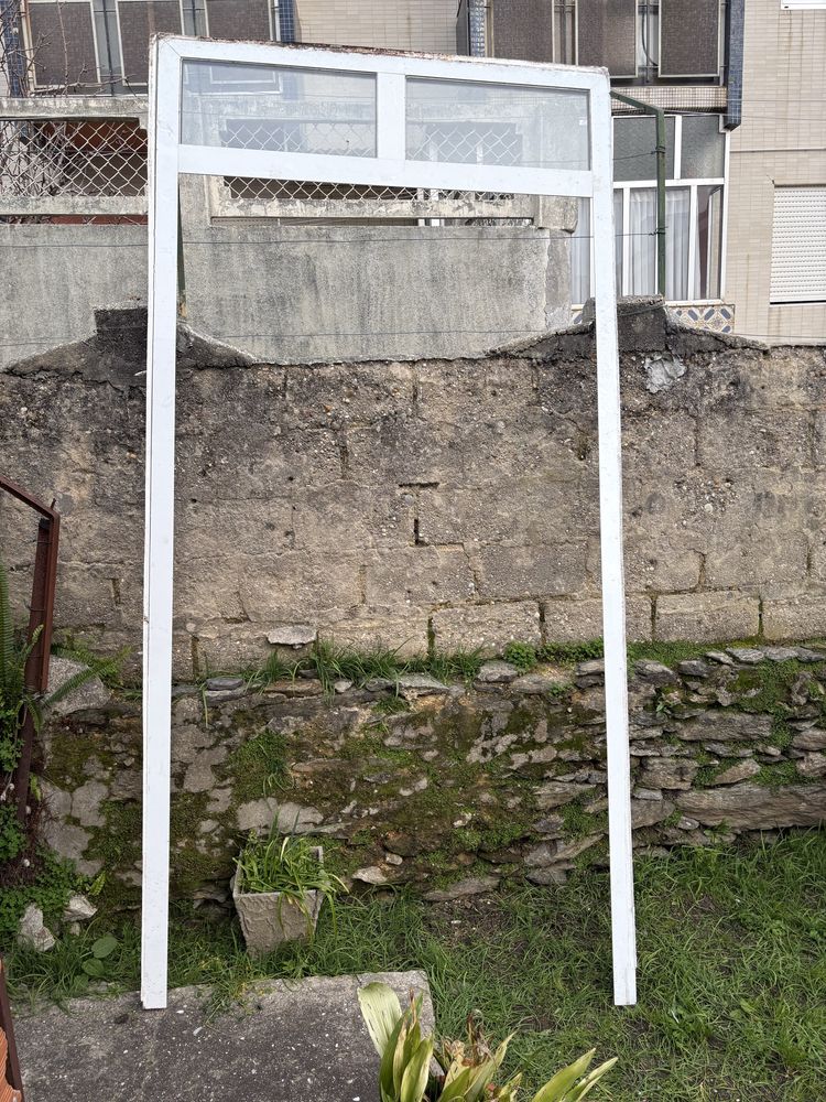 Portas aluminio com vidros duplos.