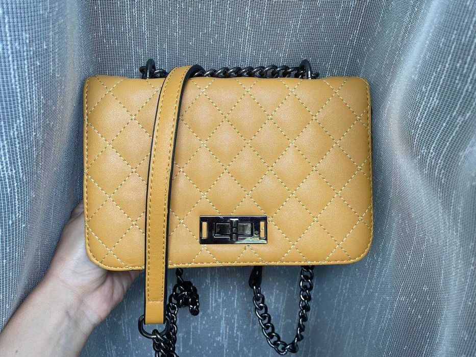 Сумочка жіноча жовтого кольору з довгим ремінцем на плече