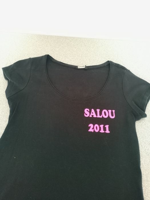 Czarny t-shirt z różowo neonowym nadrukiem