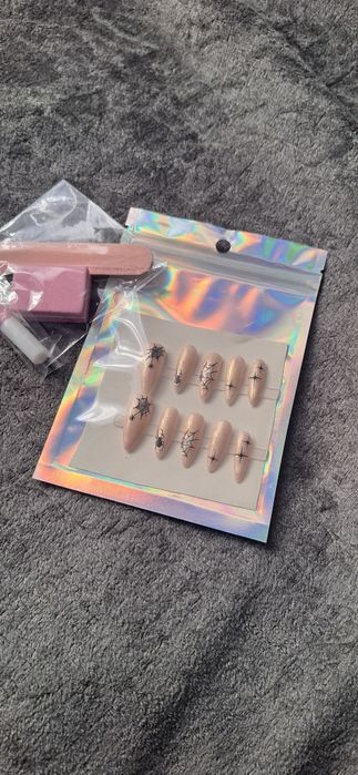 Press on nailss .