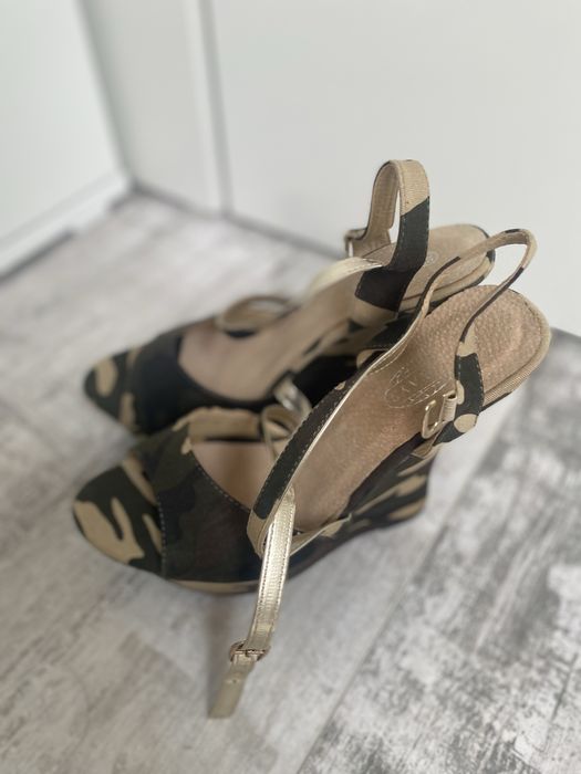 Sandałki na koturnie w moro ze złotym paskiem