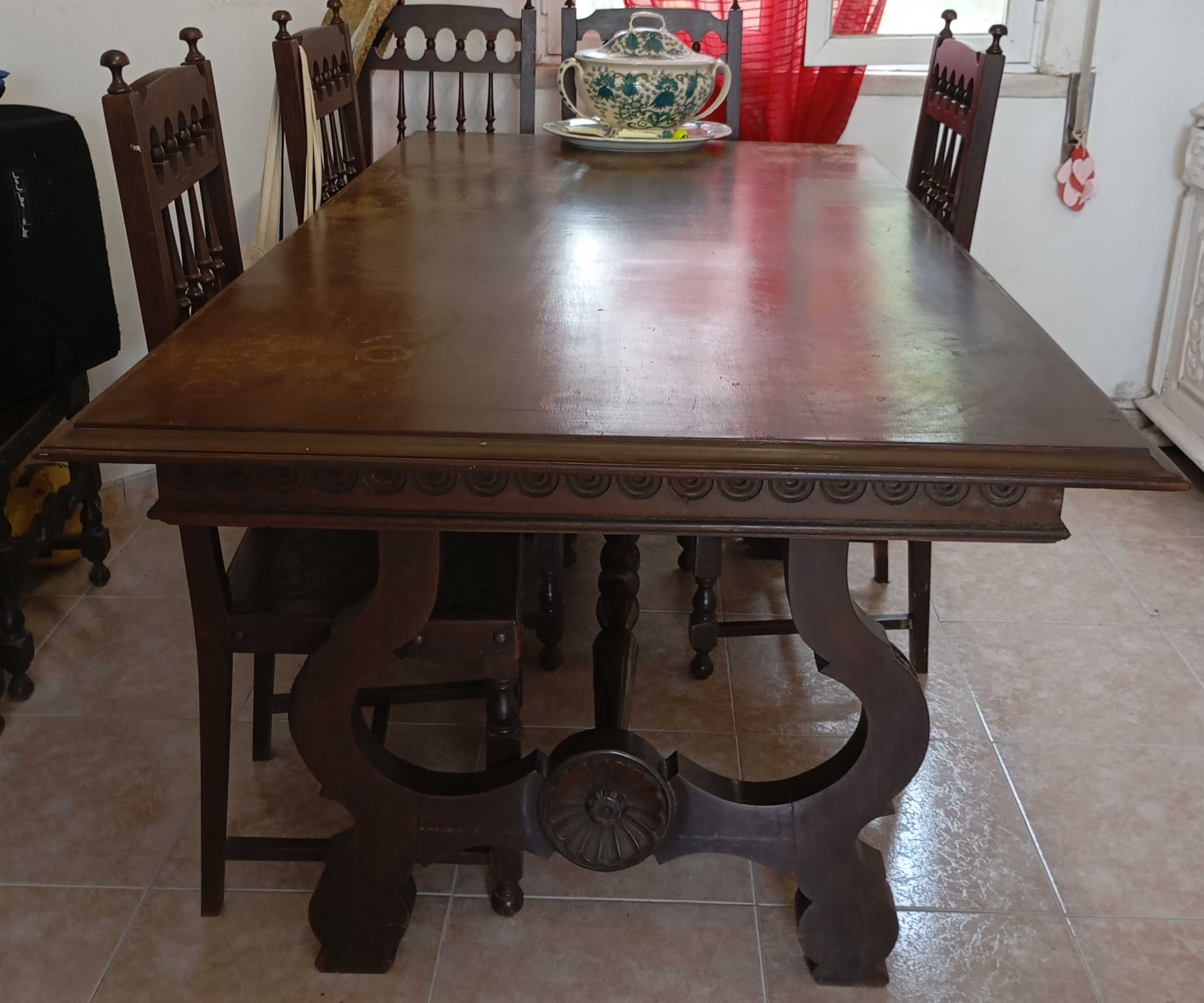 Aparador e mesa de sala antigo
