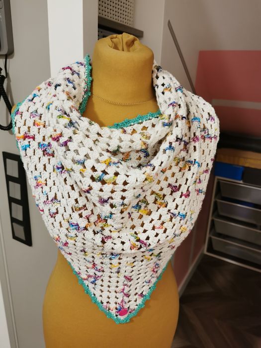 Trójkątny szal damski