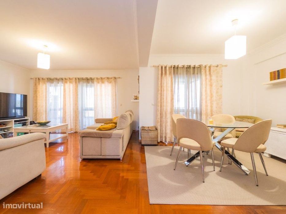 Apartamento T3 Duplex com 5 Varandas | Massamá Norte