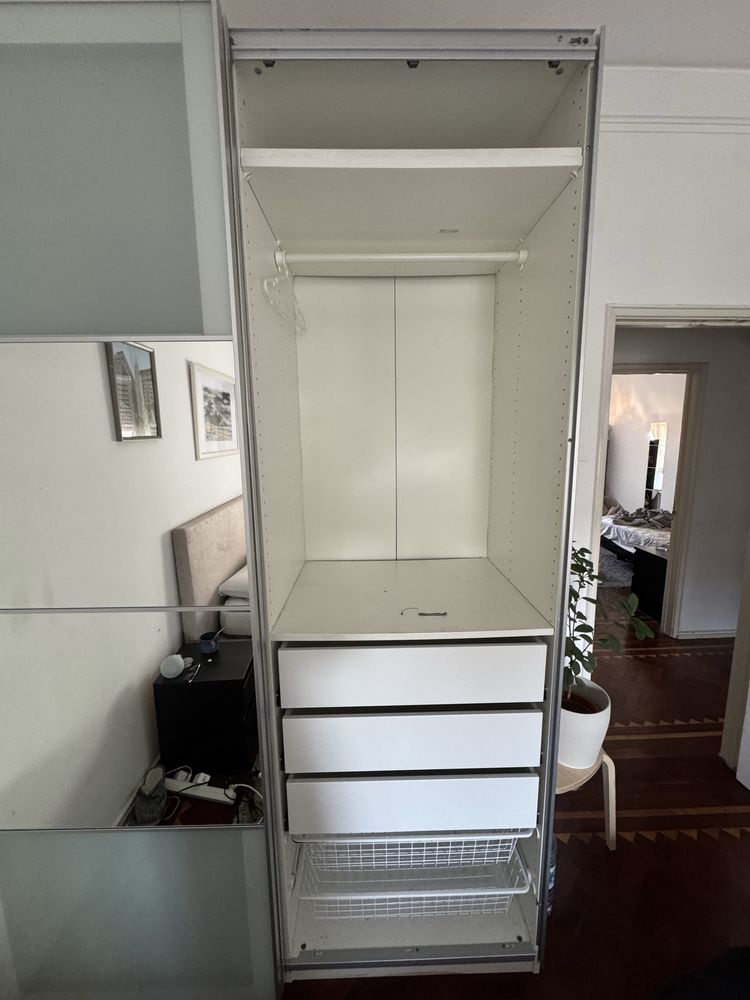 Roupeiro Pax Ikea com gavetas e suporte de calças