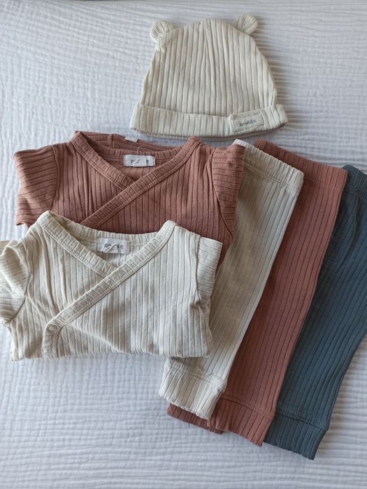 Zestaw komplet body i legginsy prążkowane Newbie 62 czapka regulacja