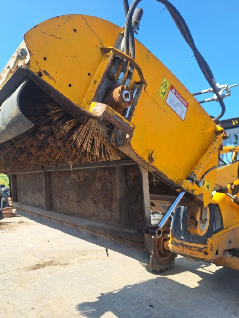 Zamiatarka JCB SC240