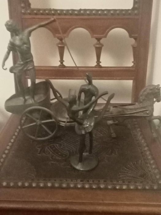 Belas estátuas/ esculturas em latão e bronze