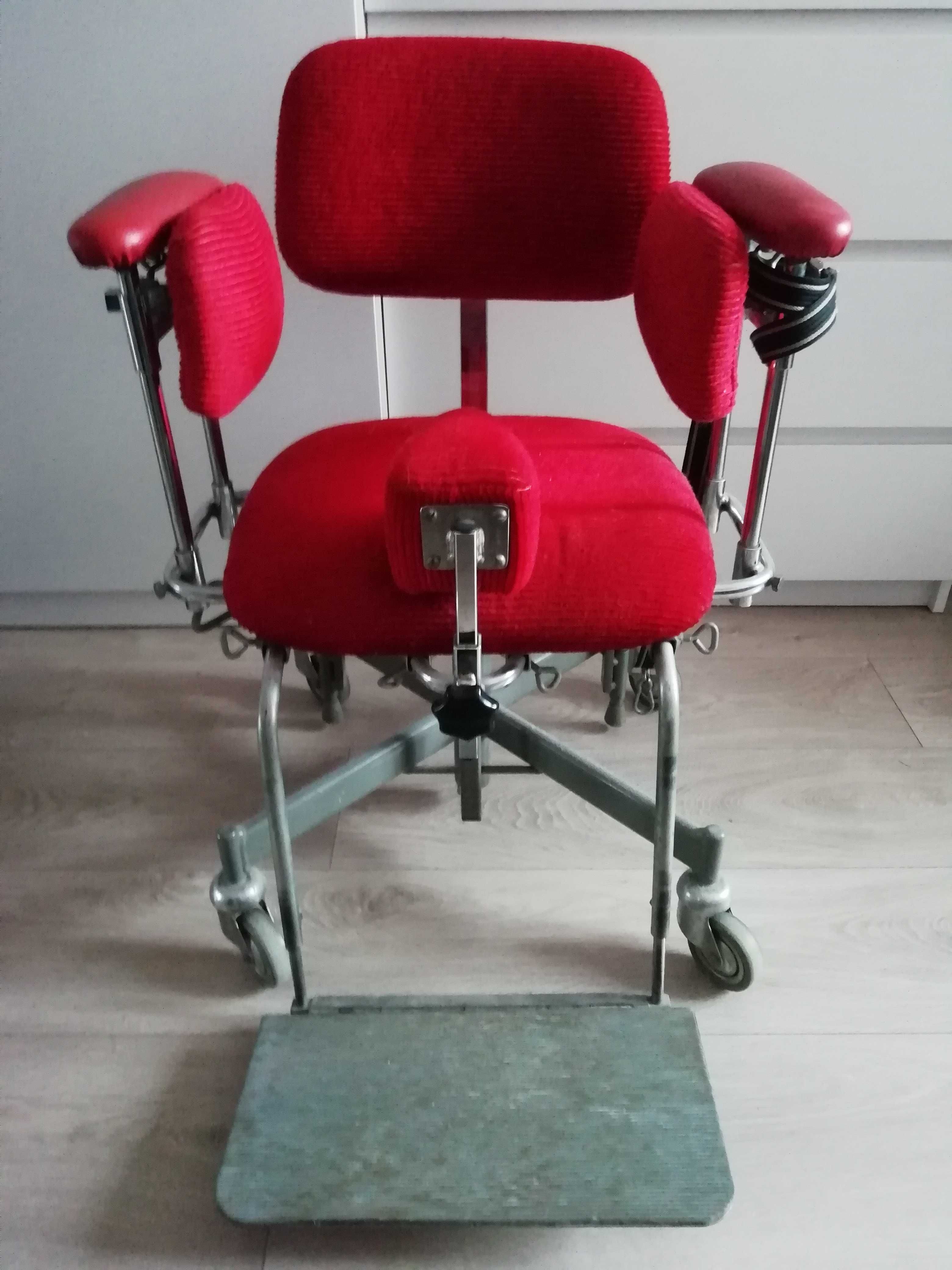 Fotel na kółkach dla dziecka niepełnosprawnego