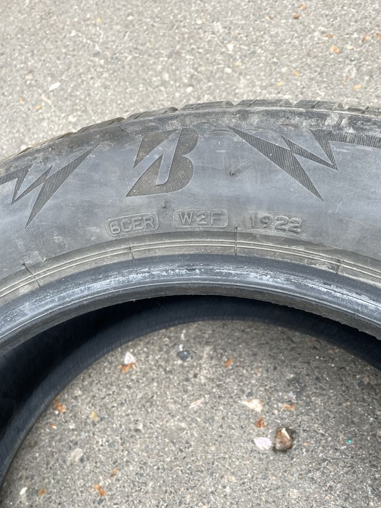 Зимова гума Bridgestone 215/60 R17