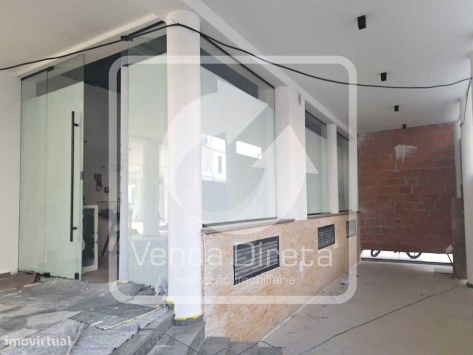 Loja com 103 m² e Armazém com 129 m², no centro do Barreiro, ao lad...