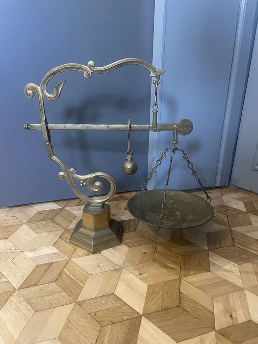 Zabytkowa ozdobna waga mosiężna