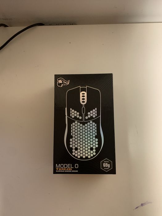 Mouse glorious model O TOTALMENTE NOVO AINDA NA CAIXA