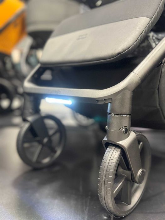 Прогулянкова коляска Carrello Bravo Carbon з LED підсвіткою