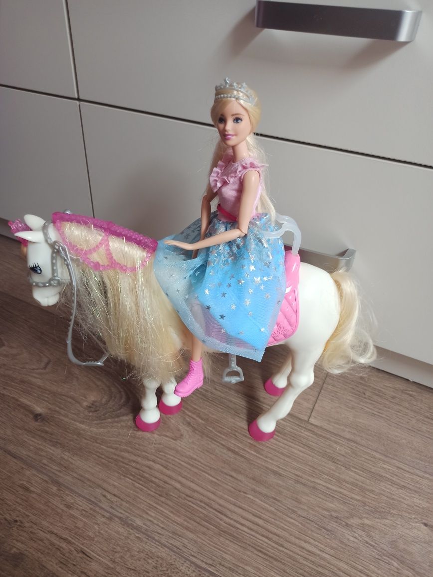 Barbie Przygody Księżniczek lalka z figurką Koń ze światłem, dźwiękiem