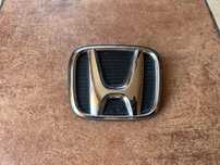ZNACZEK EMBLEMAT W GRILL ZDERZAKA PRZEDNIEGO HONDA JAZZ III LIFT HYBRYDA 2011 - 2014