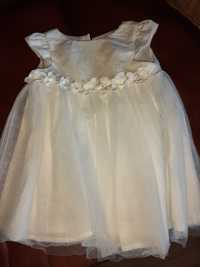 Śliczna białą sukieneczka