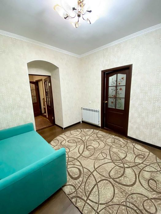 Продам 4-х комнатную квартиру на земле в центре.
