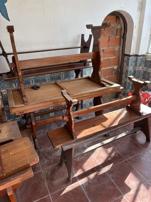 Mesas e bancos castanhos  1,40*0,60