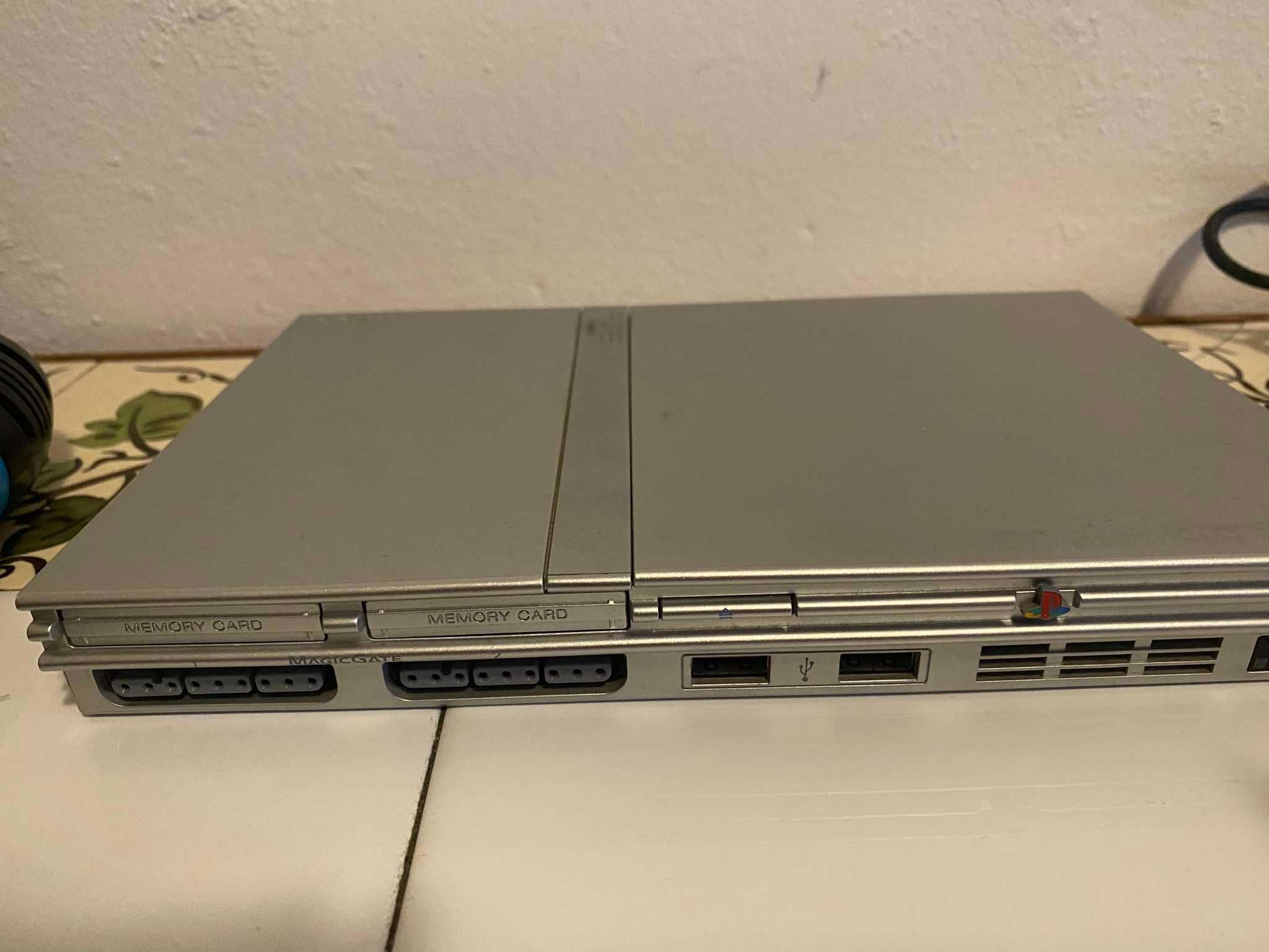 Playstation2 com cabos, comando, jogos e microfone