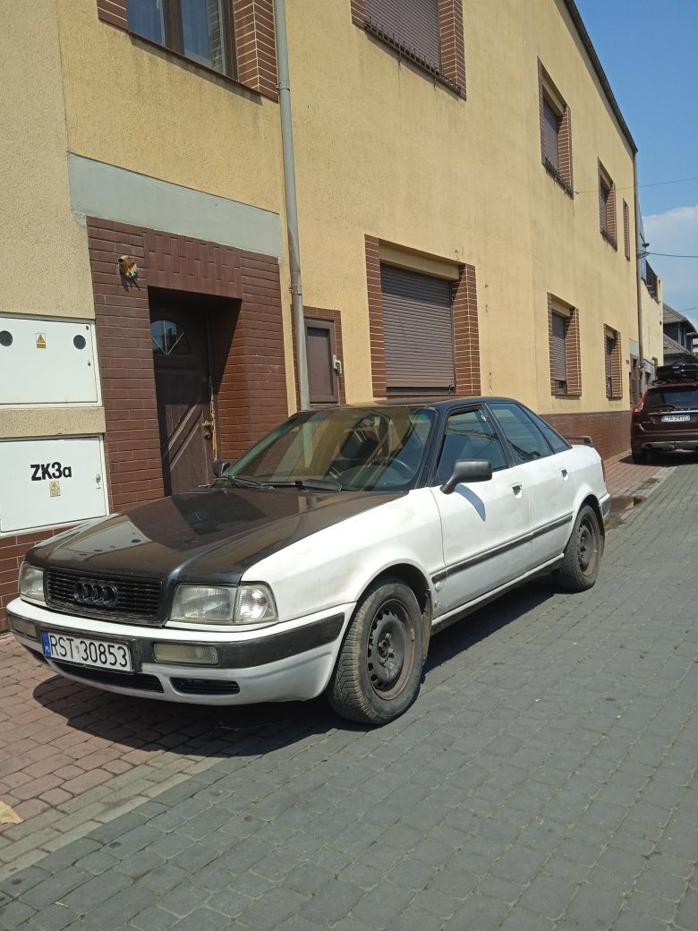 Audi 80 biało-czarne
