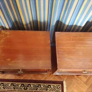 2 mesas de cabeceira em madeira