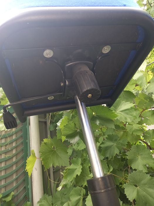 Стулья барные с поворотным механизмом.Стоят газліфти(амортезатори)