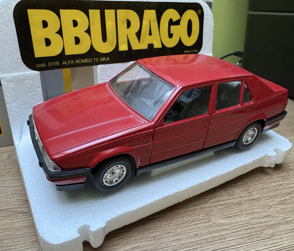 Model samochodu w skali 1:24 Alfa Romeo 75 Bburago Burago