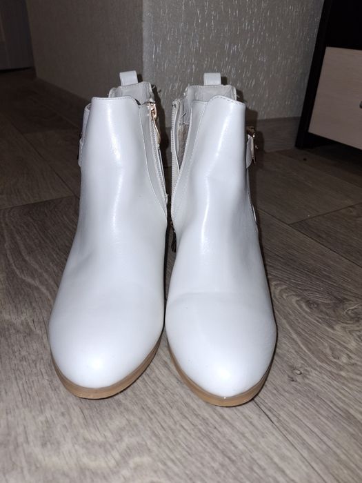 Продам весільні чобітки