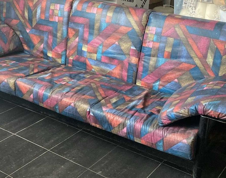 Vendo Sofá com base em ferro preto, almofadas amovíveis DESOCUPAR