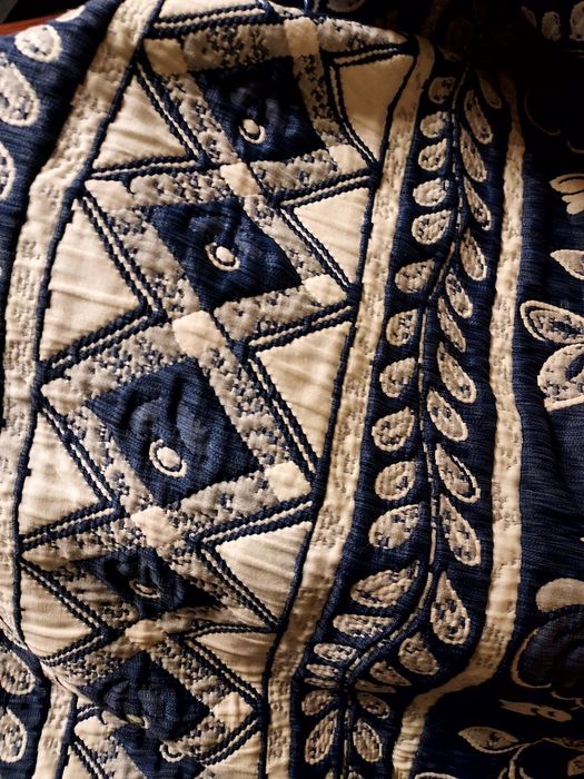 Colcha de corpo e meio com padrões azuis