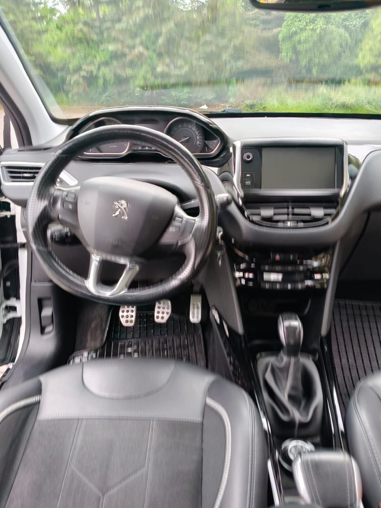 Peugeot 2008 1.2 130km Biala Perla