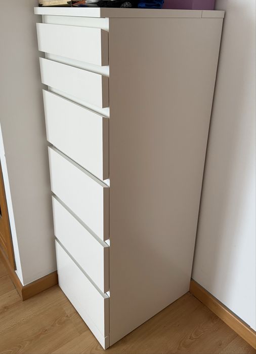 Comoda Malm 6 gavetas,branca com vidro espelhado.