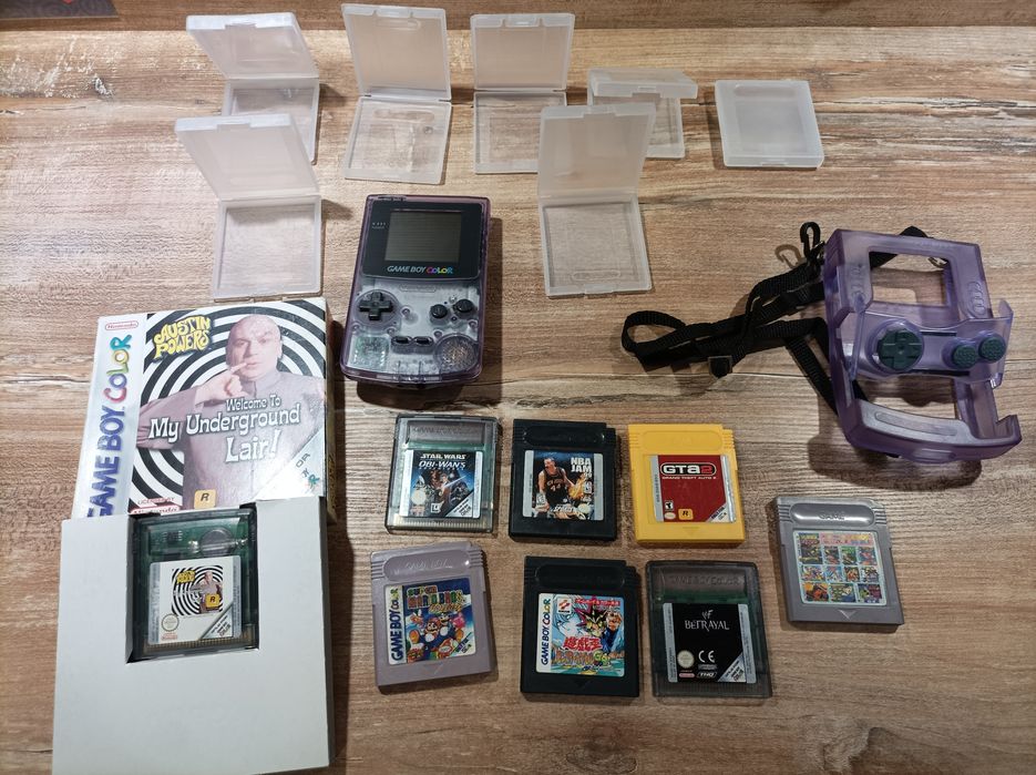 Zestaw Nintendo Game boy color wraz z grami i akcesoriami. Stan bdb.