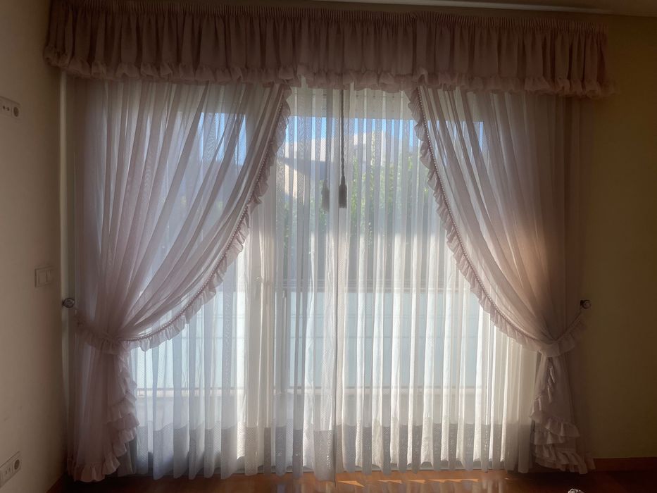 Cortinas brancas e rosa