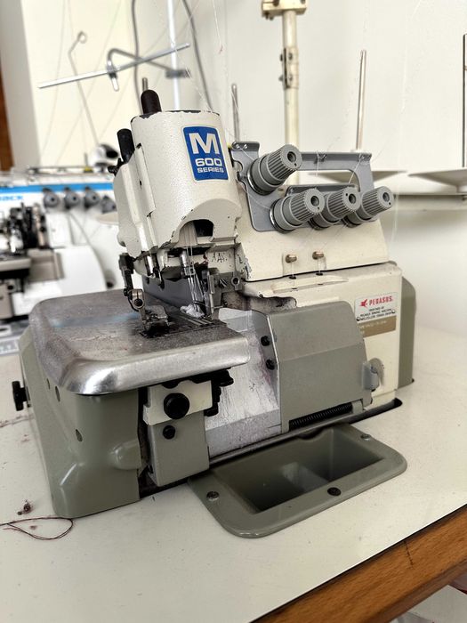 Pegasus M652‑13‑2×4 – Overlock Industrial 2A/4F, Mesa + Motor – Porto