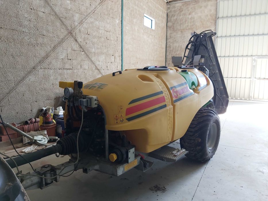 Pulverizador Tomix rebocável 1500 com aspiração inversa palmeta