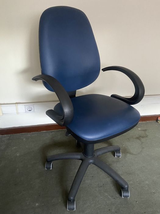 Cadeira de secretaria rotativa nova