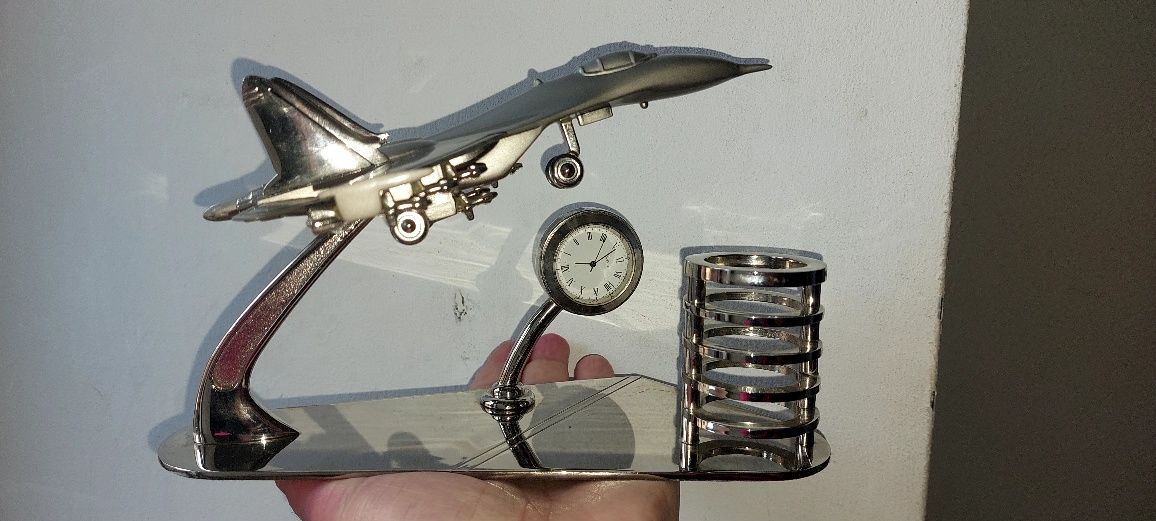 Модель самолёта  с часами