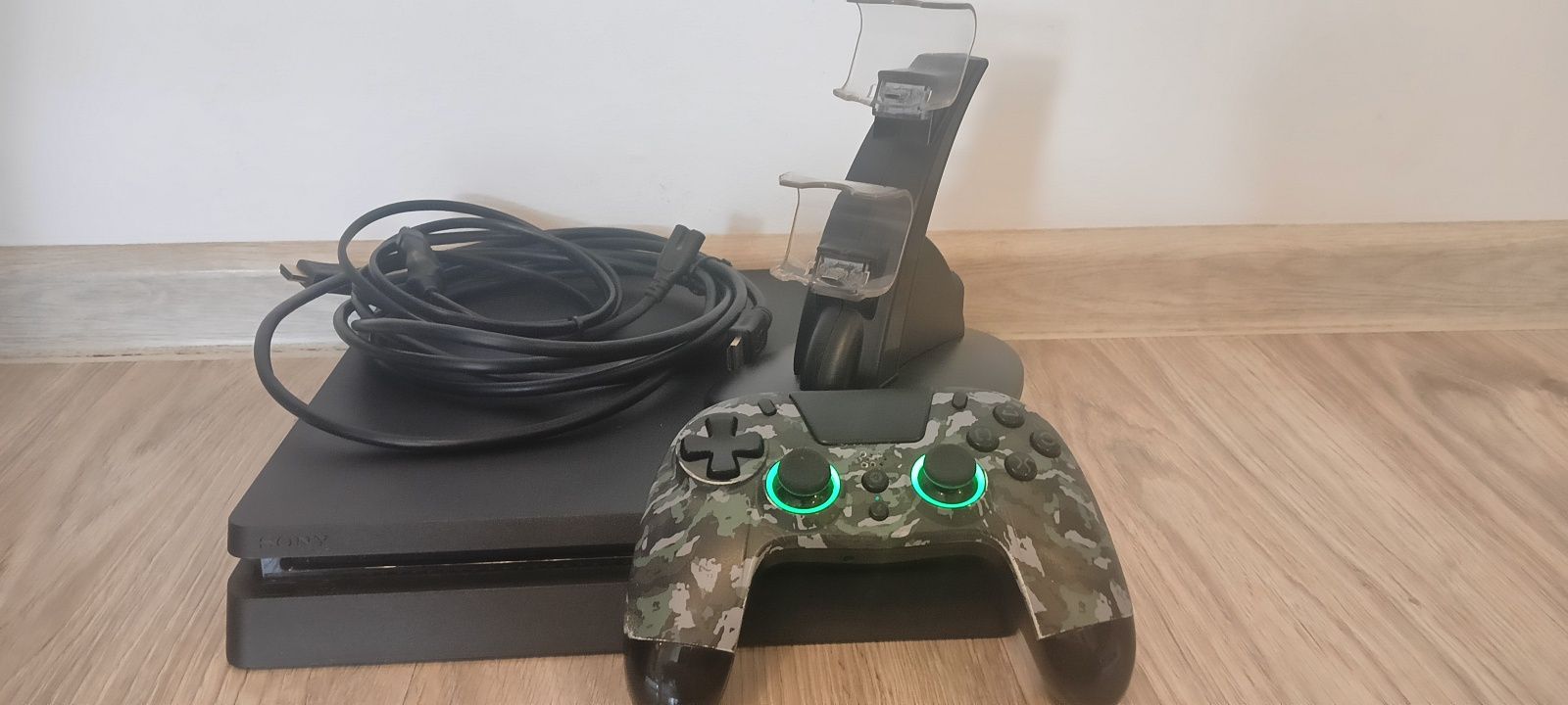 Konsola Ps4 slim z 1 tb pamięci.