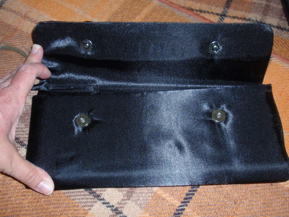 Torebka wizytowa - kopertówka z ozdobną bransoletką.