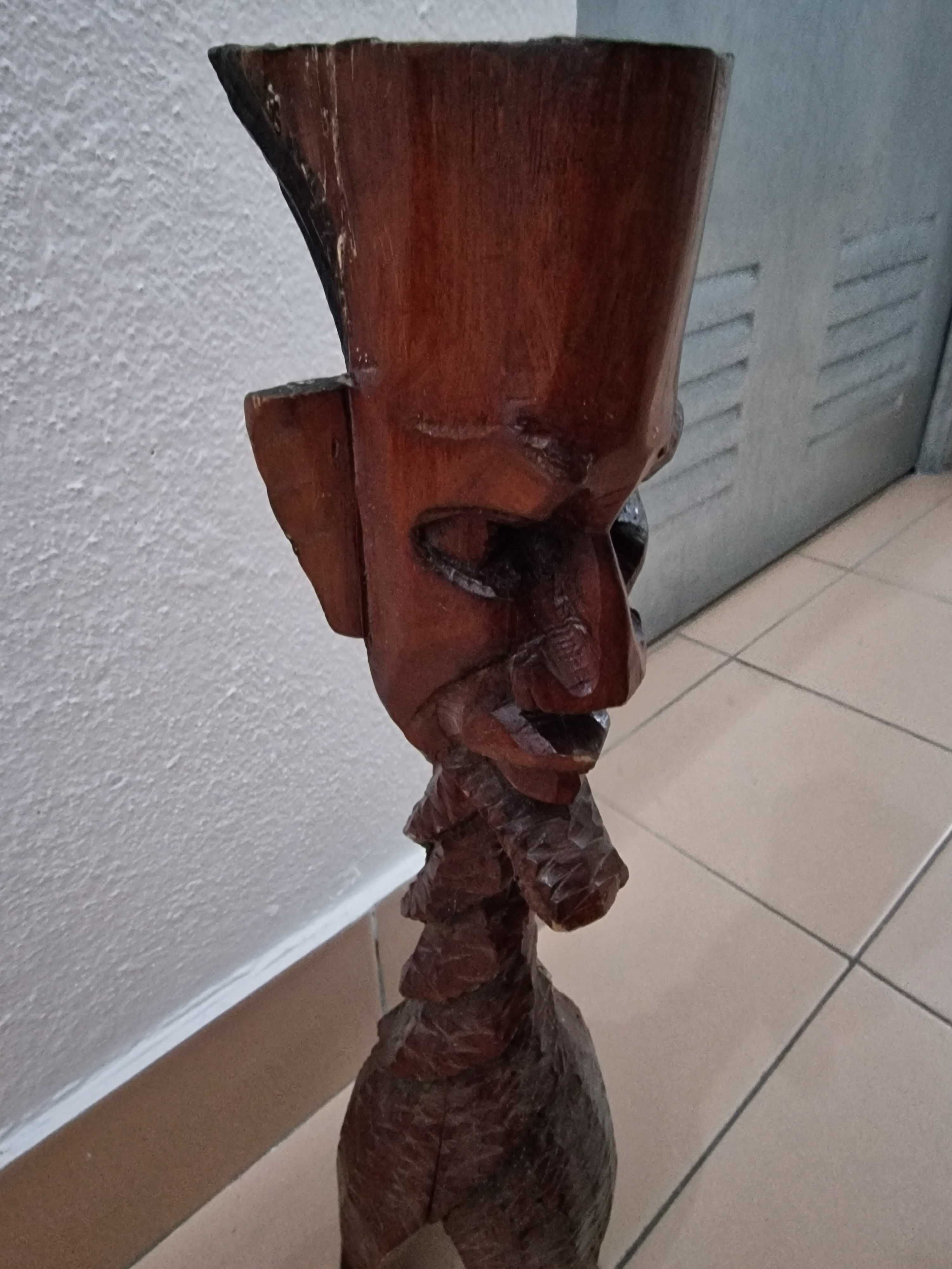 Escultura em Mandeira feita à mão - Cinzeiro