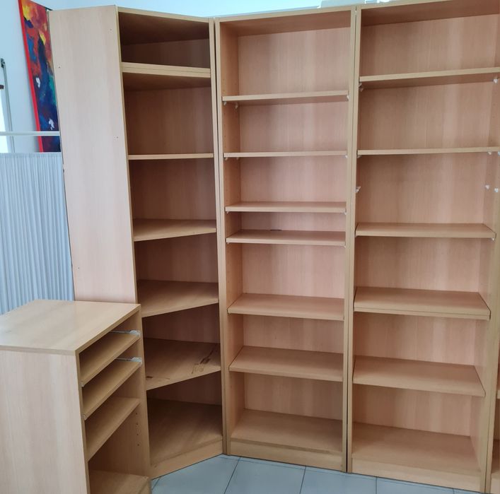 Estantes em bom estado de conservação.